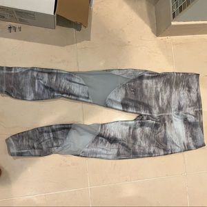**UNDER ARMOR** Gray Pattern sheer Yoga pants